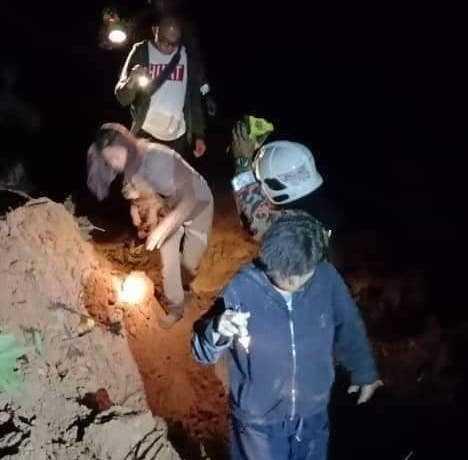Pegawai bomba menyelamatkan mangsa tanah runtuh di sebuah tapak perkhemahan di Gohtong Jaya, Genting Highlands. Gambar: Jabatan Bomba dan Penyelamat Selangor