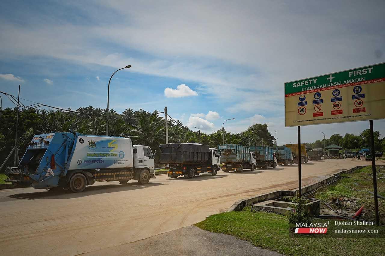 Lori-lori sampah yang lain turut tiba di pusat pelupusan sampah di Jeram, Klang.