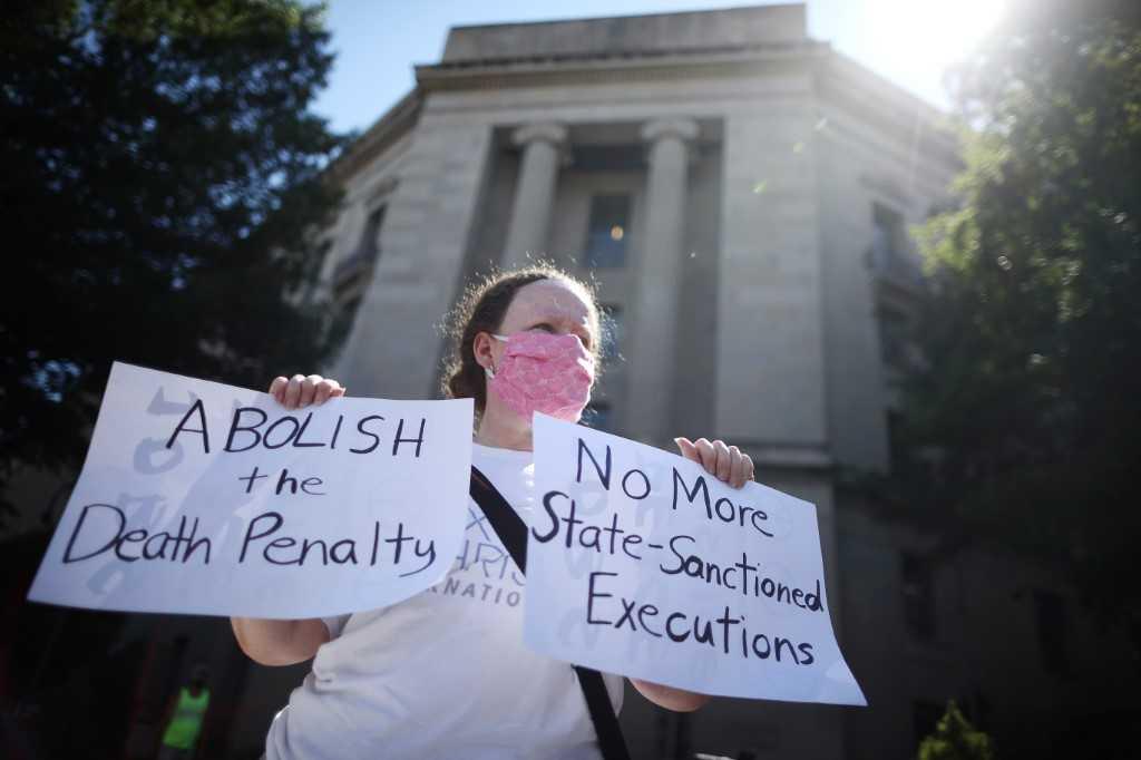 An anti-death penalty activist demonstrates in front of the US Justice Department on July 13, 2020, in Washington, DC. Photo: AFP