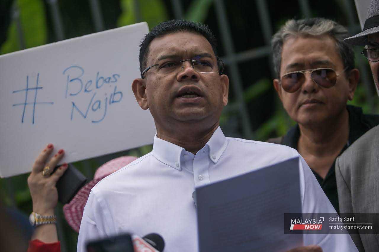 Bekas ahli Majlis Kerja Tertinggi Umno Lokman Noor Adam hari ini bersama NGO Gabungan Gerakan Keadilan Untuk Najib menyerahkan memorandum kepada Menteri Undang-Undang Azalina Othman Said di Parlimen.