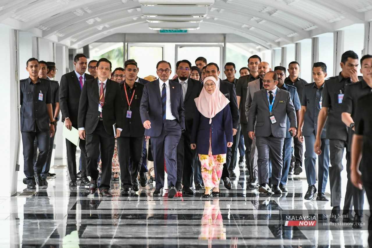 Prime Minister Anwar Ibrahim and his wife, Bandar Tun Razak MP Dr Wan Azizah Wan Ismail, arrive at the Parliament building in Kuala Lumpur today.