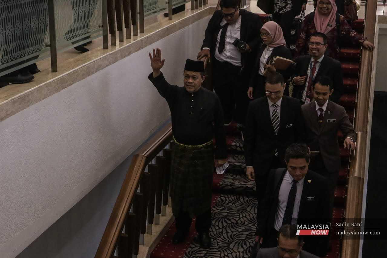 Ahli Parlimen Arau Shahidan Kassim melambaikan tangan kepada petugas media di bangunan Parlimen hari ini.