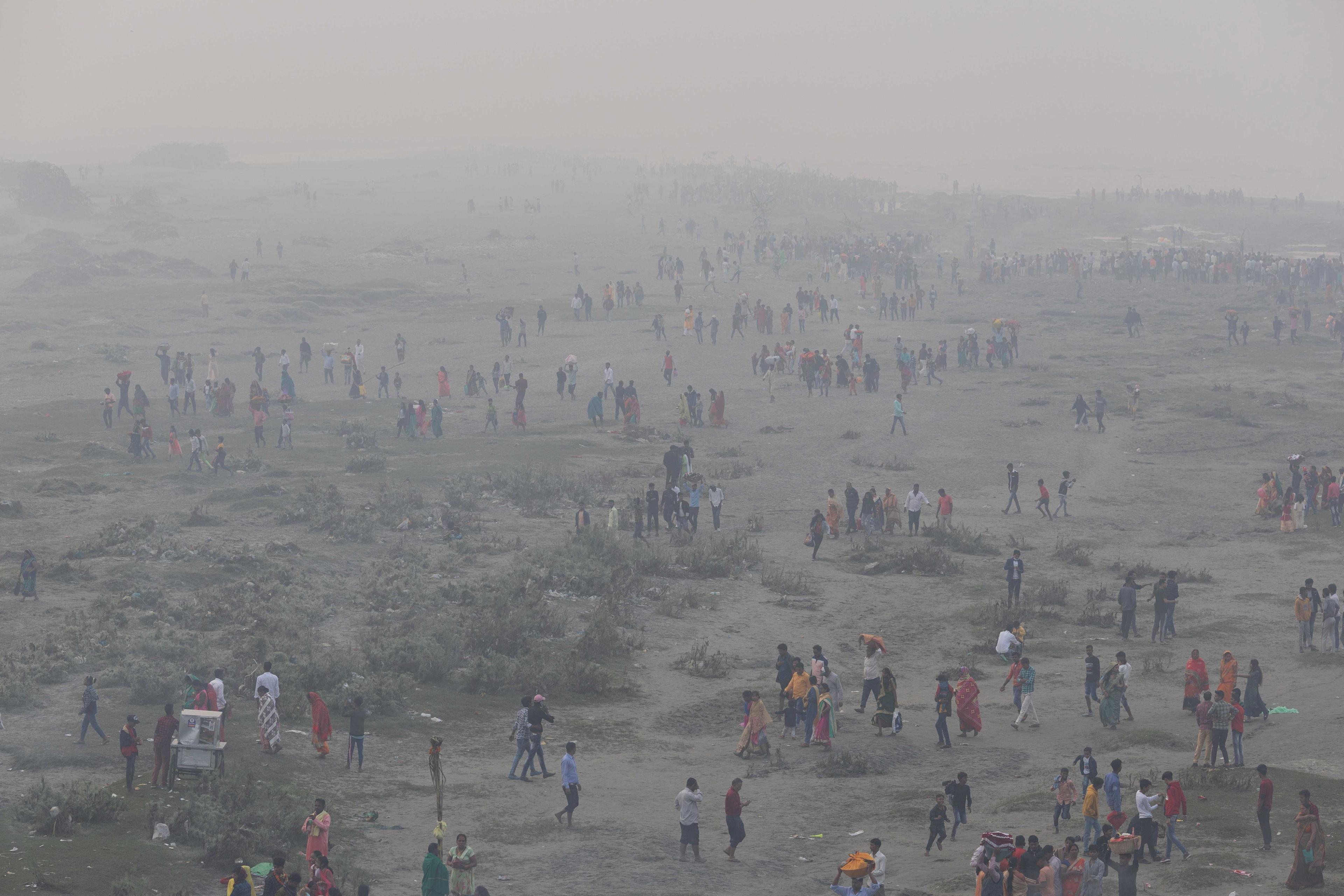 Hindu devotees gather on the bank of the Yamuna river in New Delhi, India, Oct 31. Photo: Reuters