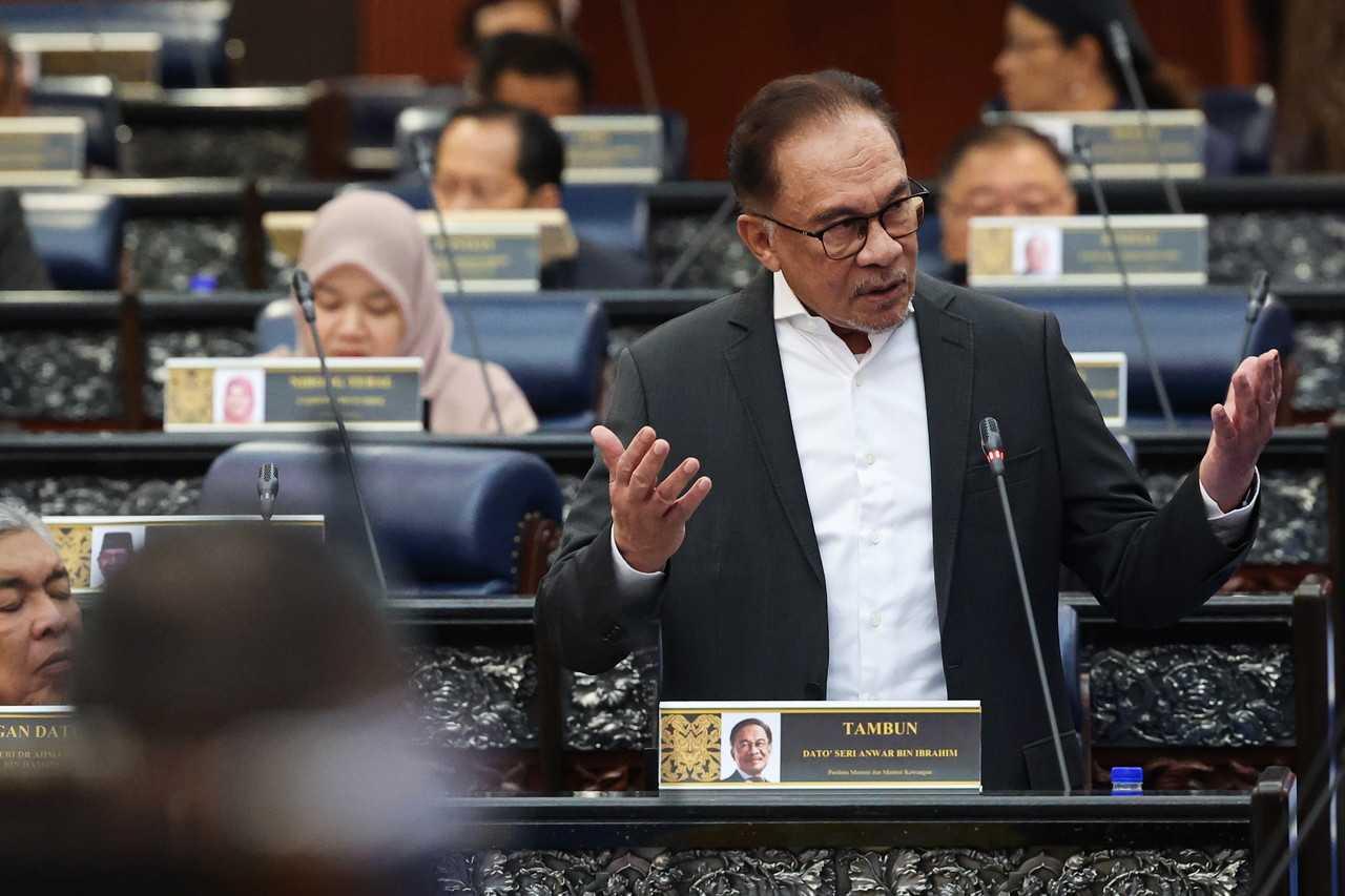 Perdana Menteri Anwar Ibrahim ketika membentangkan usul bajet mini di sidang Dewan Rakyat hari ini, di mana beliau turut menjelaskan isu pengampunan penuh yang diterimanya dari Sultan Kelantan Sultan Muhammad V. Gambar: Bernama