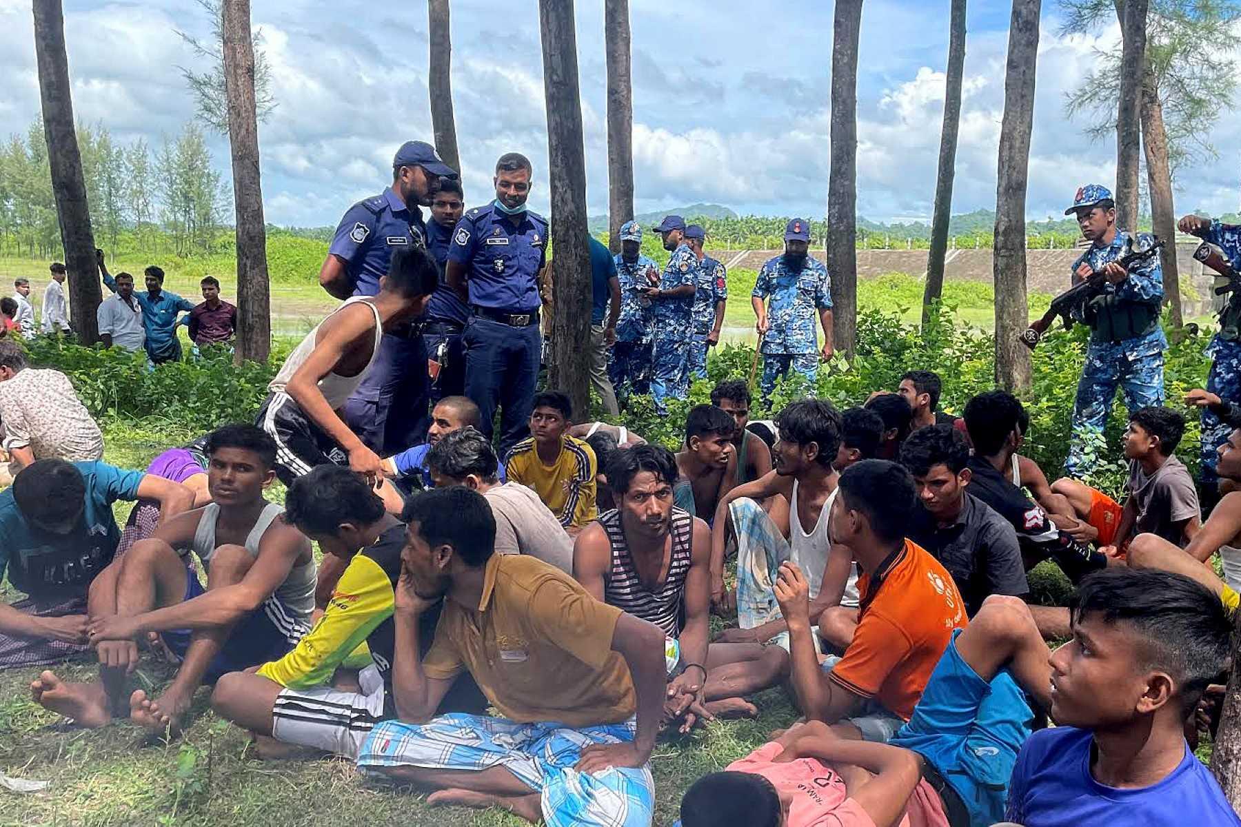 Anggota keselamatan Bangladesh memeriksa pelarian Rohingya yang diselamatkan dari laut selepas bot dinaiki mereka karam di Teknaf pada 4 Oktober. Gambar: AFP