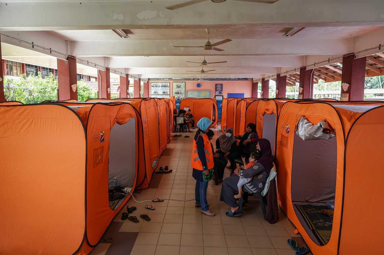 Gambar fail mangsa banjir ditempatkan di PPS Tasek Gelugor. Gambar: Bernama