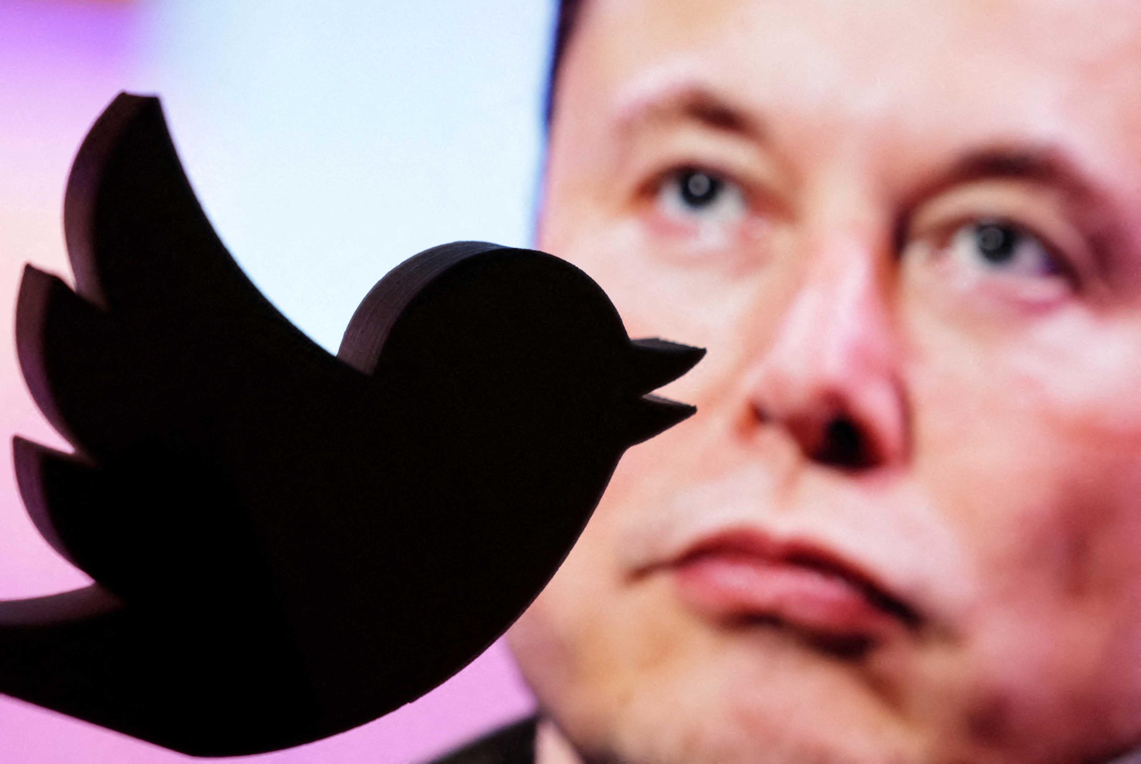 Gambar fail logo 3D Twitter di hadapan paparan gambar Elon Musk pada 27 Oktober. Gambar: Reuters