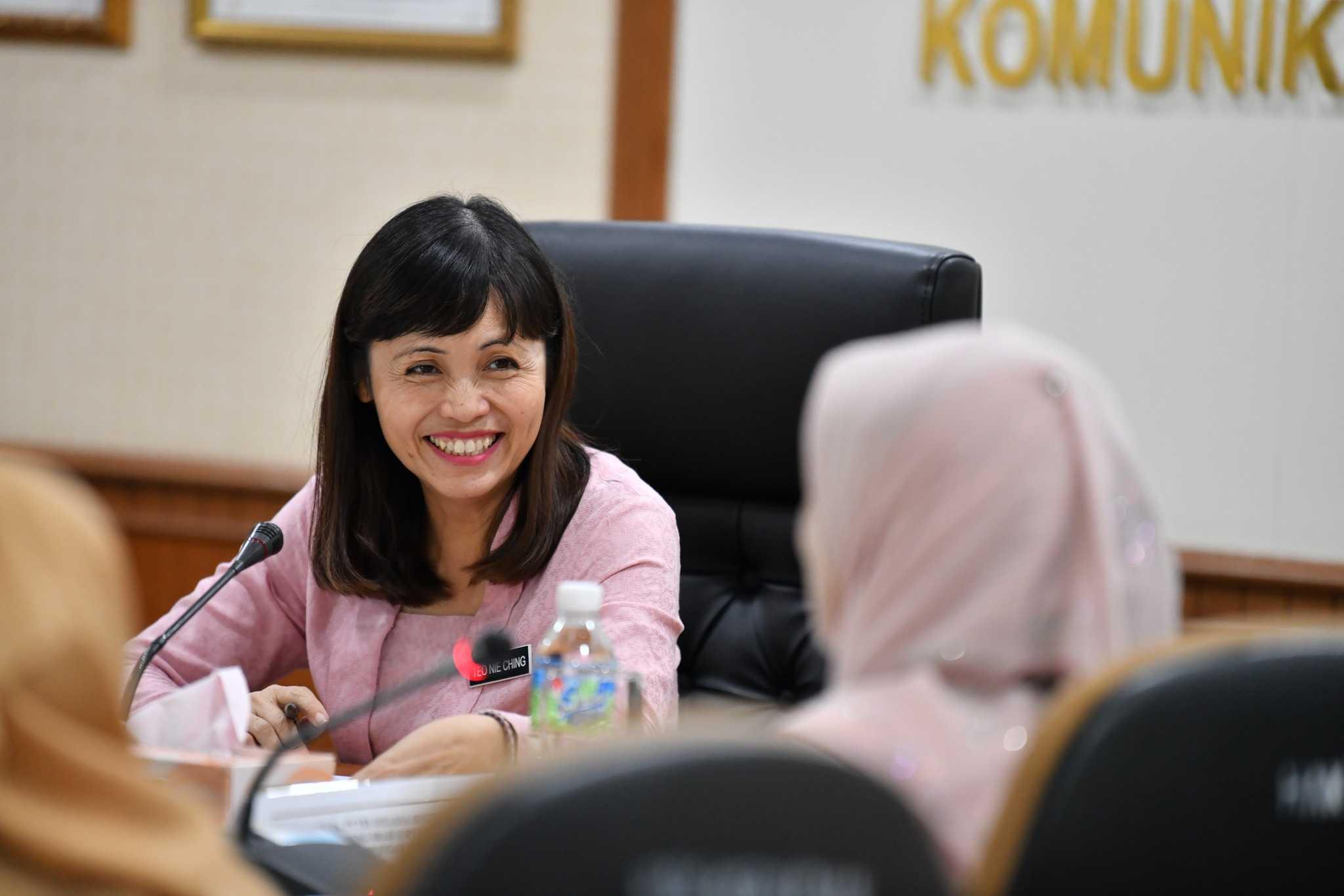 Timbalan Menteri Komunikasi dan Digital Teo Nie Ching mendengar taklimat daripada pengurusan Radio Televisyen Malaysia di Kuala Lumpur. Gambar: Facebook