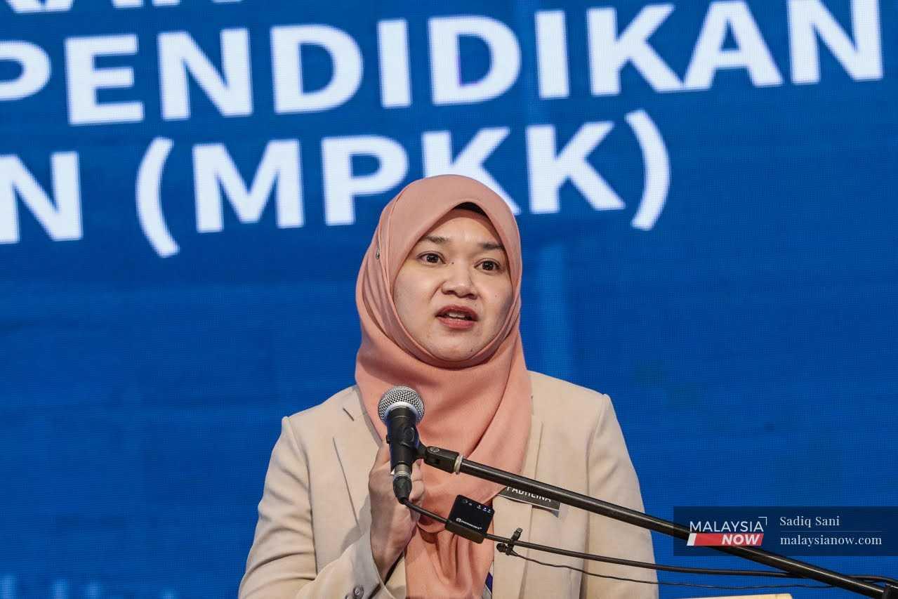 Menteri Pendidikan Fadhlina Sidek pada sidang media pertamanya di kementerian.