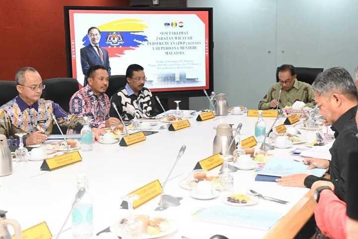 Perdana Menteri Anwar Ibrahim menghadiri taklimat penstrukturan Jabatan Wilayah Persekutuan di Kuala Lumpur semalam. Gambar: Facebook