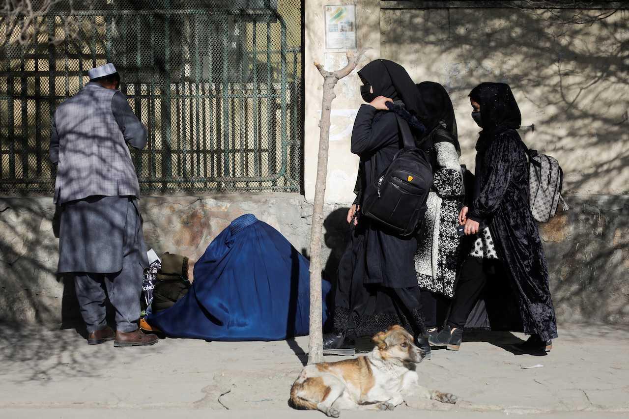 Women students walk near Kabul University in Kabul, Afghanistan, Dec 21. Photo: Reuters