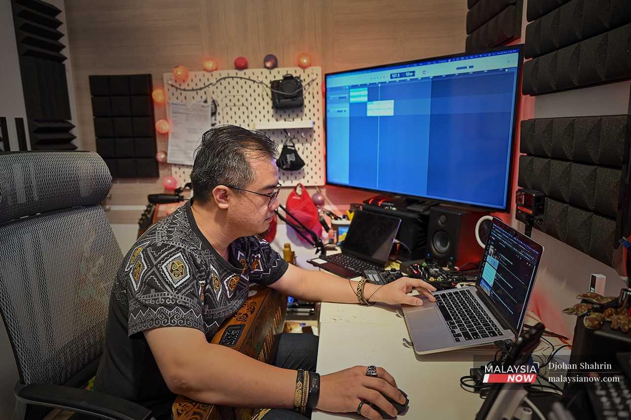 A known musician, Anderson was involved in the production of the Keluarga Malaysia song, providing the sape music heard throughout the piece. 