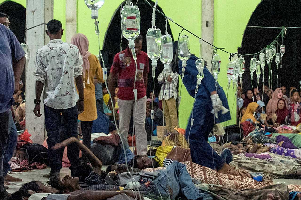 Pelarian Rohingya mendapat rawatan di pusat perlindungan sementara di Pidie, Aceh, Indonesia pada 26 Disember. Gambar: Reuters