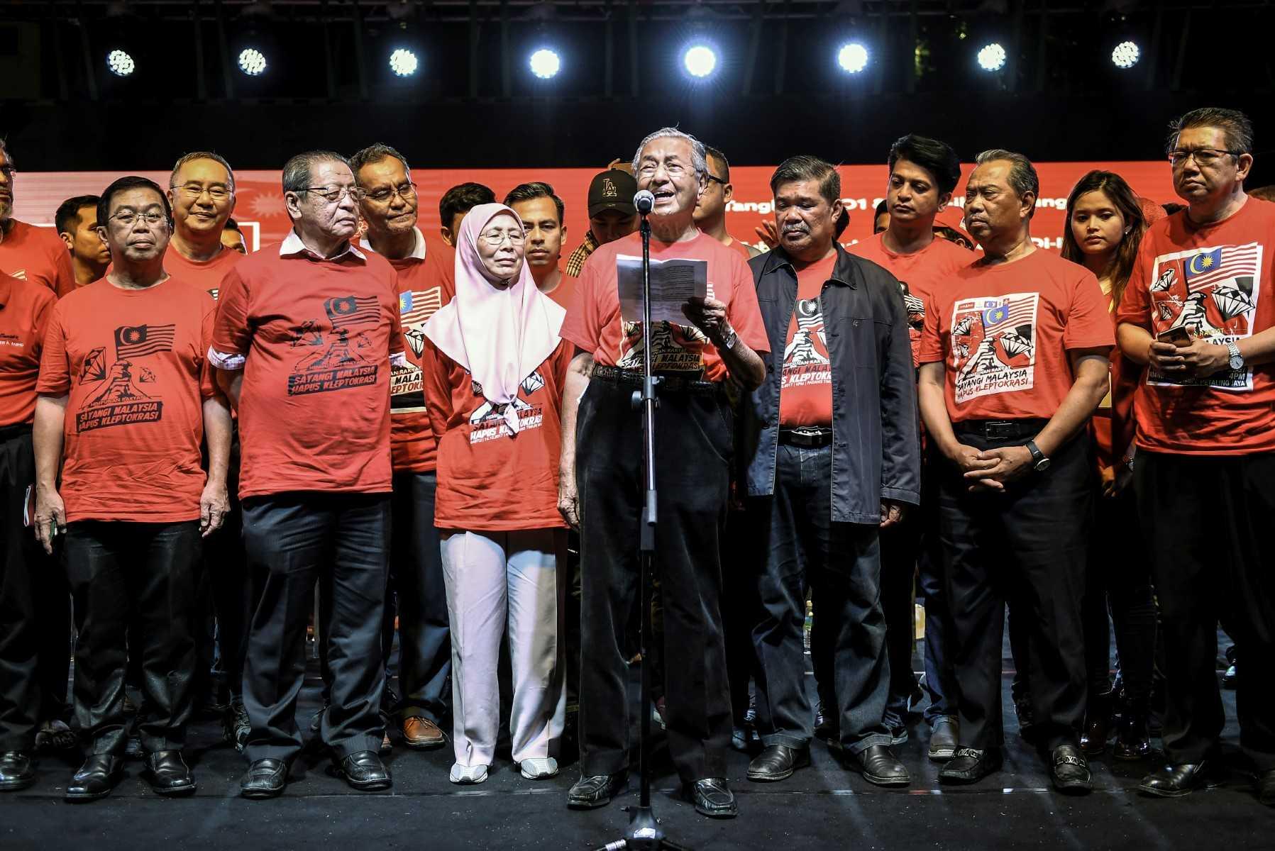 Former prime minister Dr Mahathir Mohamad (centre) speaks at a Pakatan Harapan rally with other coalition leaders including Lim Kit Siang (second left) in Petaling Jaya on Oct 14, 2017. Photo: AFP
