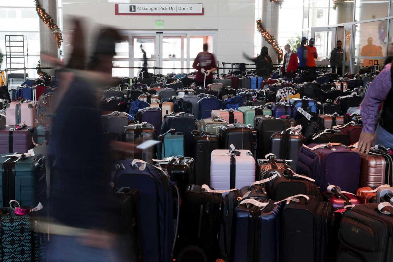 Southwest Airlines employees assist passengers in locating their luggage after US airlines cancelled thousands of flights due to a massive winter storm, at Dallas Love Field Airport in Dallas, Texas, Dec 28. Photo: Reuters