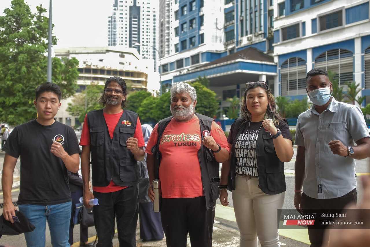 Selain, Penyelaras Suaram Wong Yan Ke (kiri), Pengarah Eksekutif Suaram, Sevan Doraisamy, Timbalan Pengerusi Parti Sosialis Malaysia, S Arutchelvan; Penyelaras Suaram Nik Azura Nik Nasron, Timbalan Presiden Pemuda MIC Kuala Lumpur, Andrew David disiasat di ibu pejabat Polis Dang Wangi hari ini.