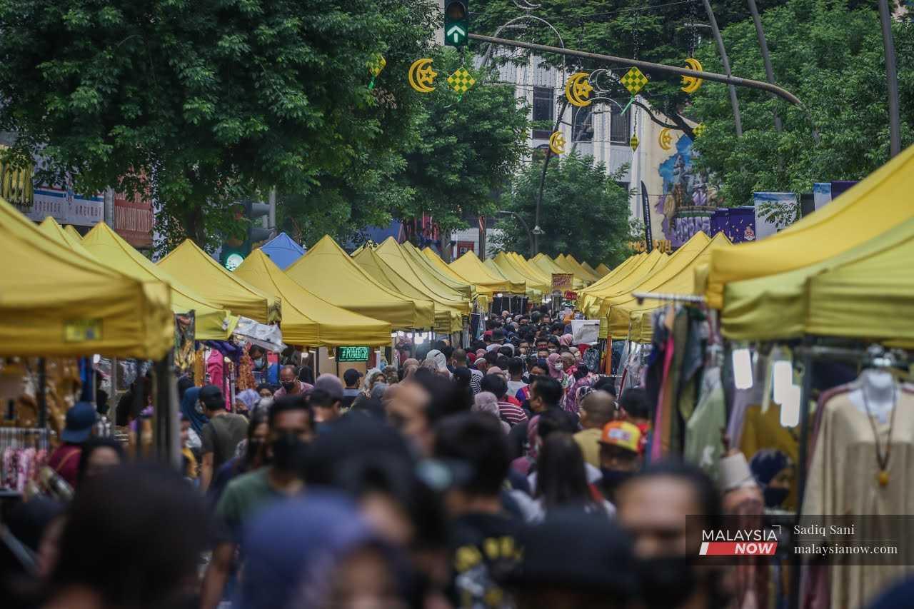 Crowds throng a Ramadan bazaar in Jalan Tunku Abdul Rahman, Kuala Lumpur, as pandemic restrictions are eased in April. 