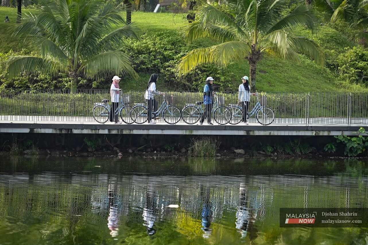 Sekumpulan wanita menunggang basikal di Taman Tasik Titiwangsa di Kuala Lumpur.