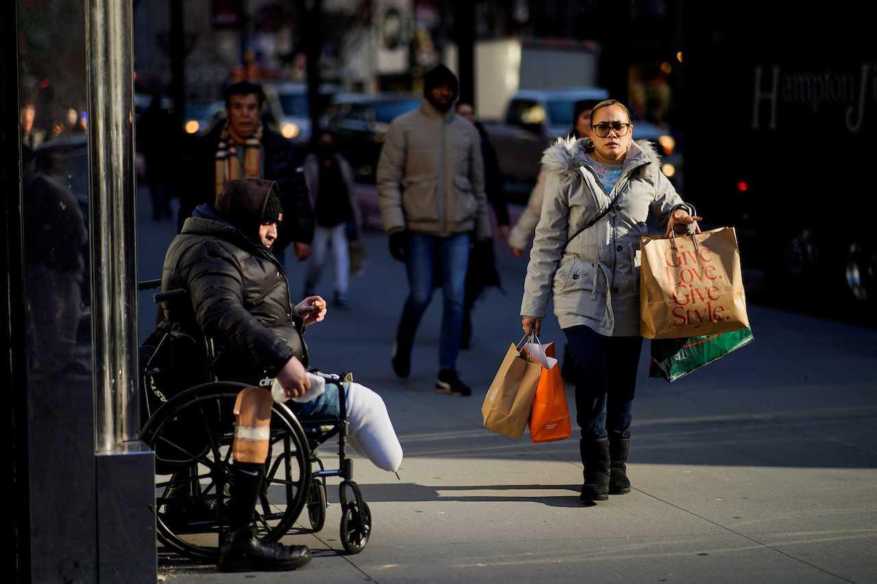 A woman carries shopping bags during the holiday season in New York City, US, Dec 21, 2022. Photo: Reuters
