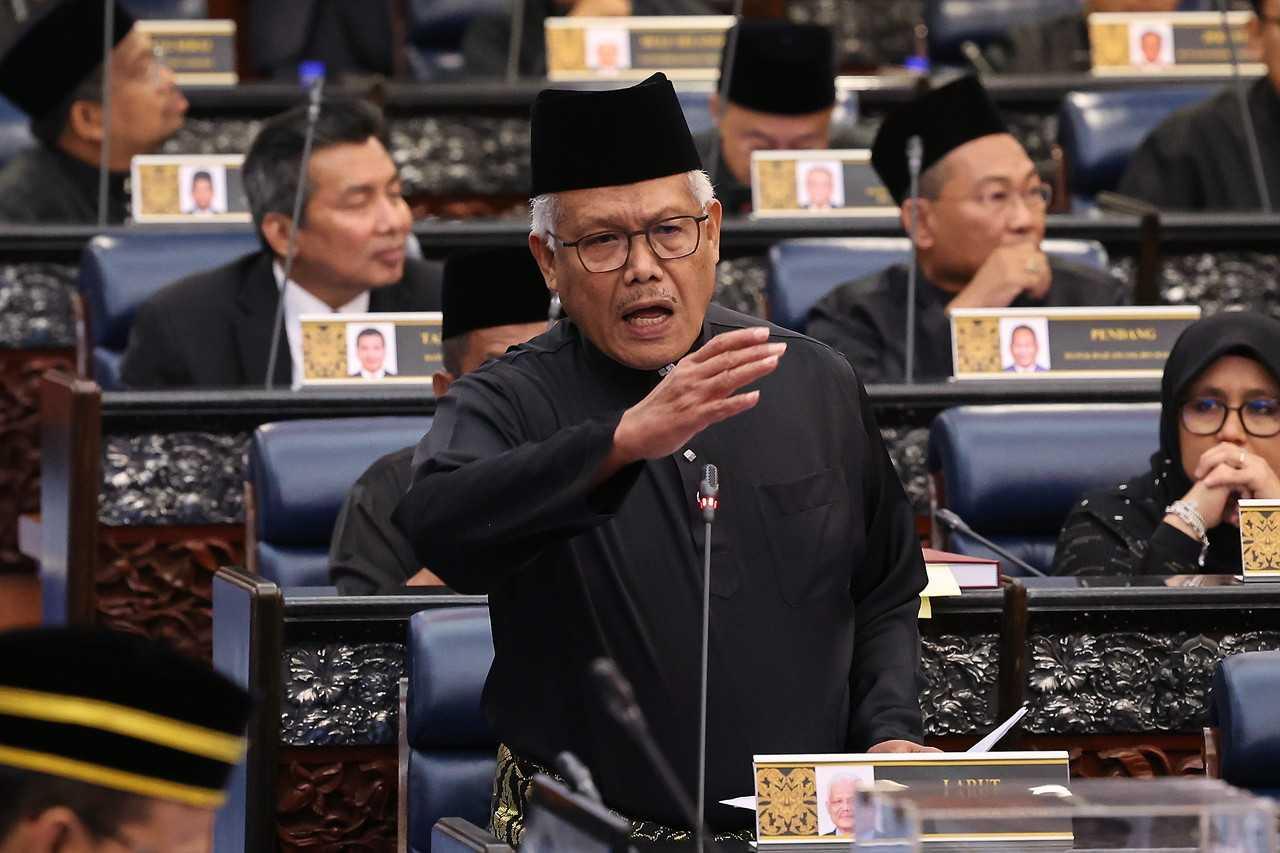 Hamzah Zainudin berbahas sebagai ketua pembangkang di Dewan Rakyat, Kuala Lumpur pada 19 Disember 2022. Gambar: Bernama