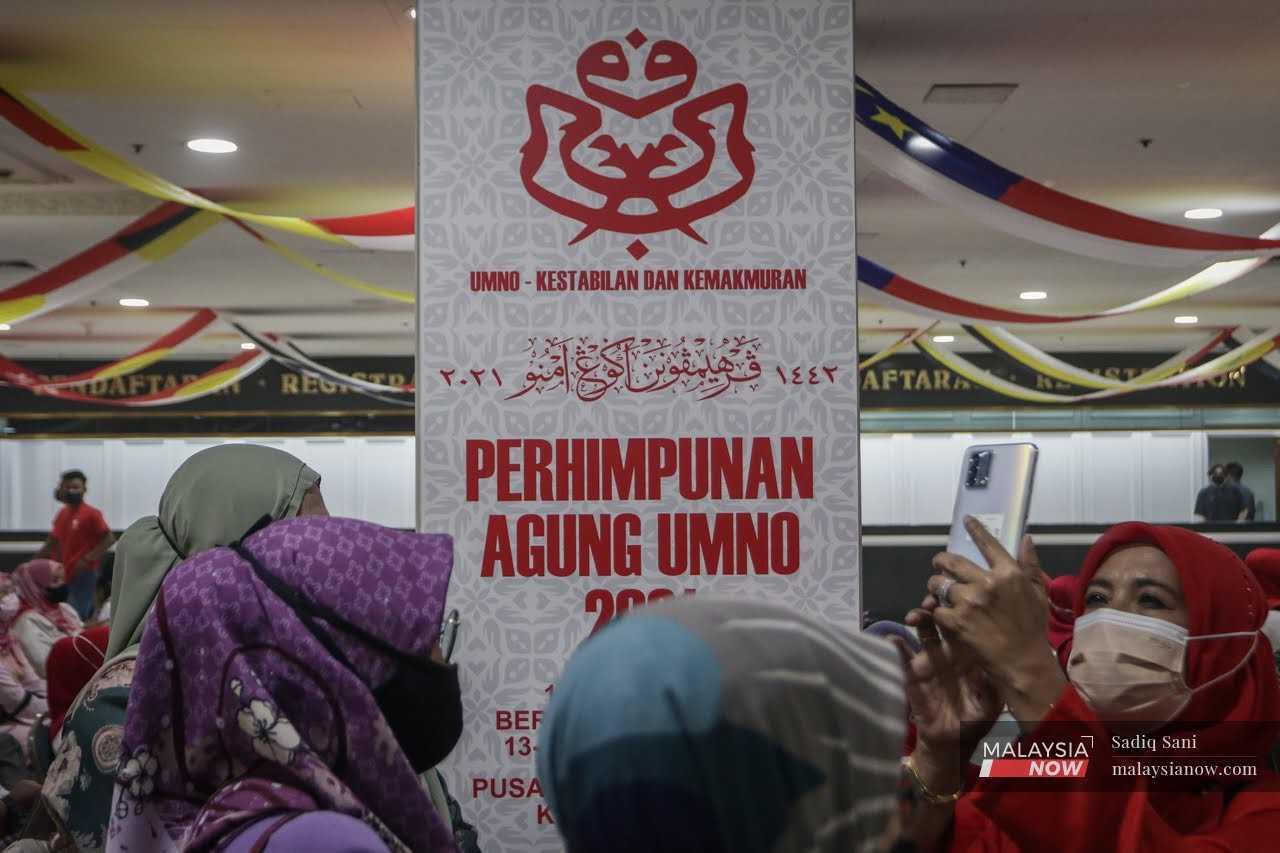 Perwakilan Wanita Umno krtika perhimpunan agung parti itu di Pusat Dagangan Kuala Lumpur.