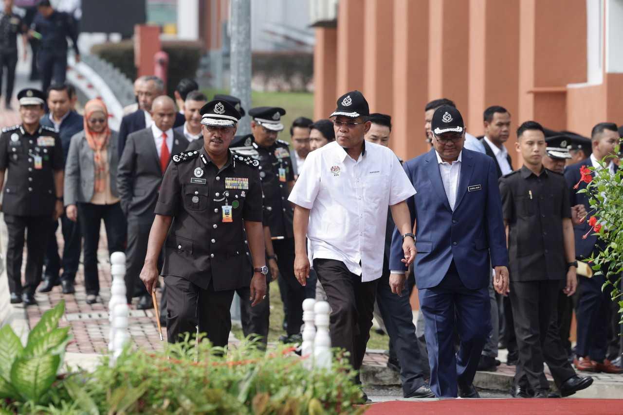 Home Minister Saifuddin Nasution Ismail on an official visit to the Prisons Department headquarters in Kajang, Jan 3. Photo: Bernama