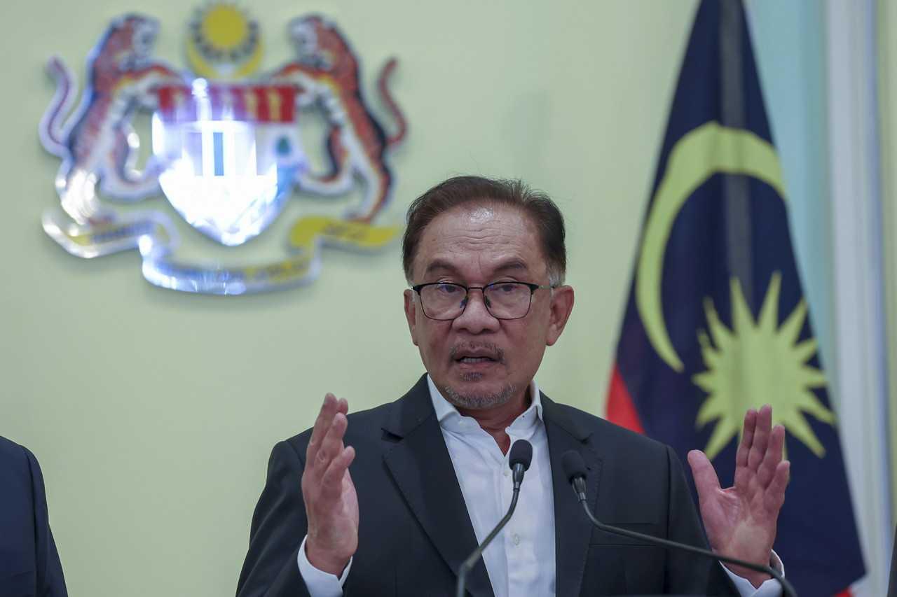 Perdana Menteri Anwar Ibrahim bercakap pada sidang media selepas mempengerusikan mesyuarat Kabinet di Perdana Putra, Putrajaya. Gambar: Bernama
