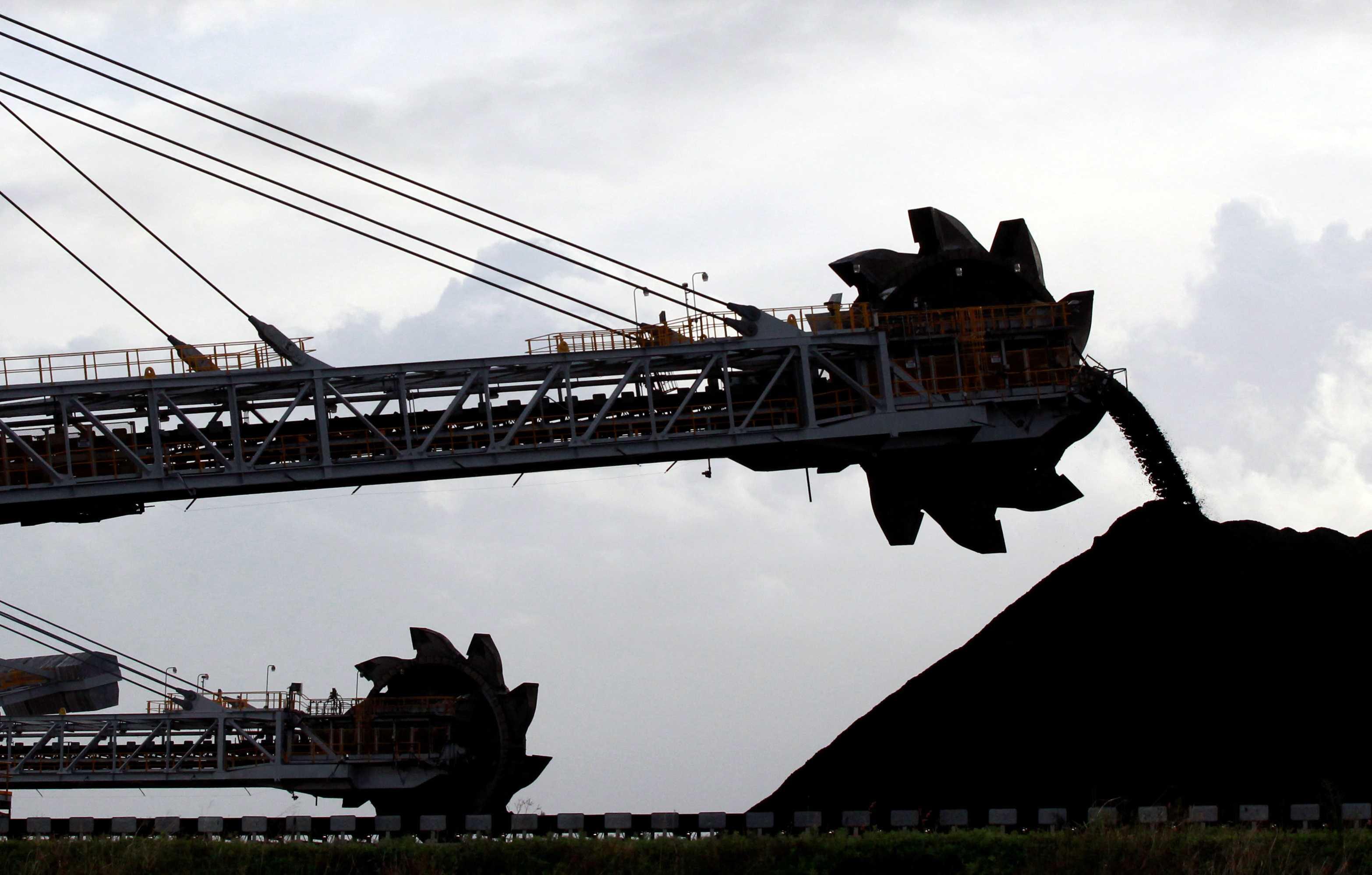 A stacker/reclaimer places coal in stockpiles at the coal port in Newcastle June 6, 2012. Photo: Reuters
