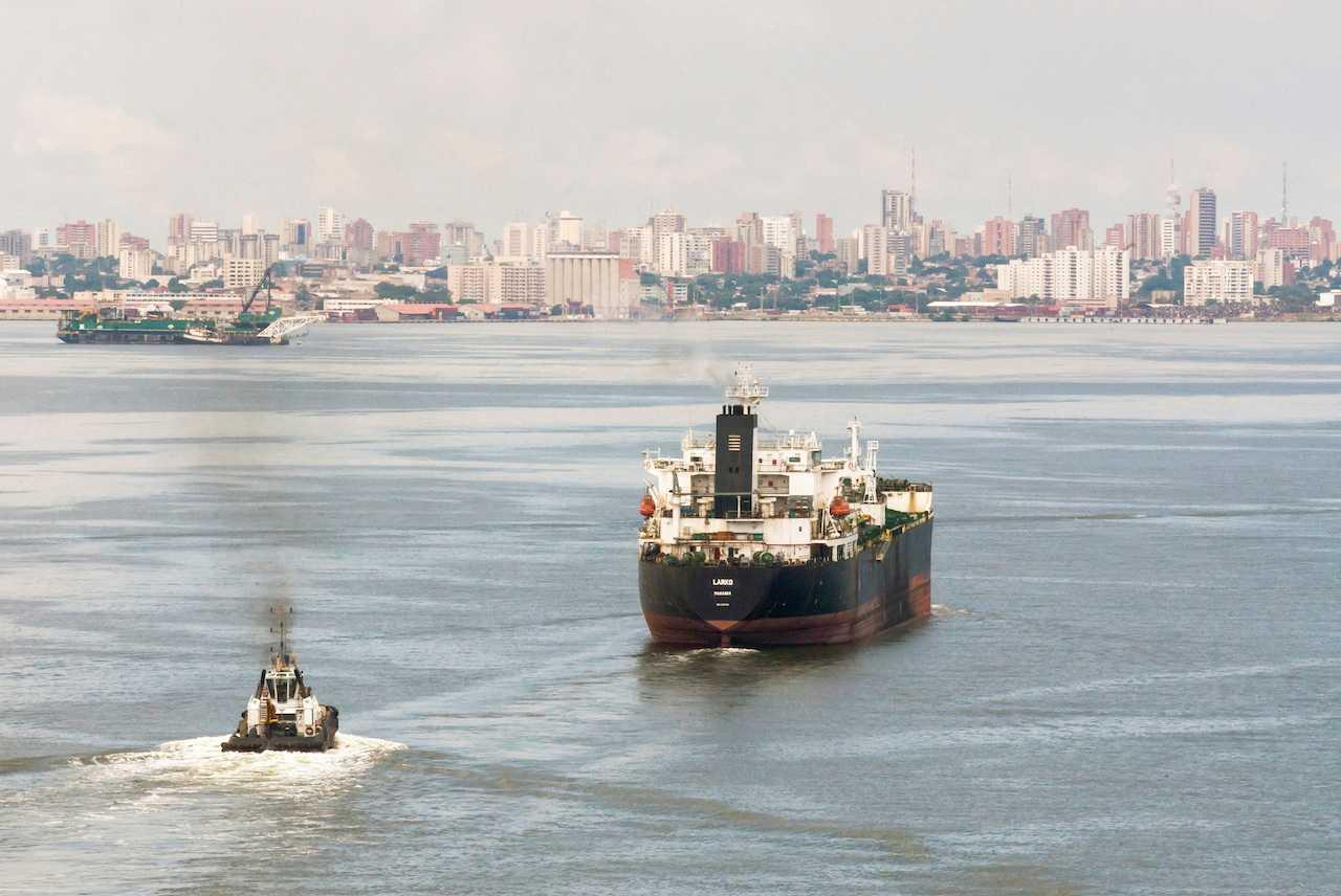An oil tanker sails on Lake Maracaibo, in Cabimas, Venezuela, Oct 14, 2022. Photo: Reuters