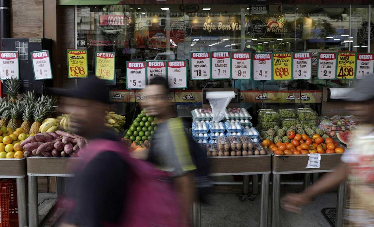 Food prices are displayed at a market in Rio de Janeiro, Brazil, April 8, 2022. Photo: Reuters