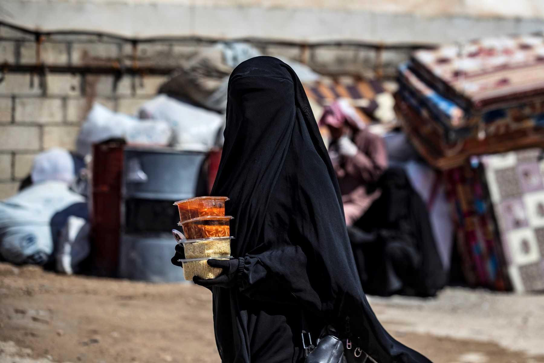 A picture taken at the Kurdish-run al-Hol camp, which holds relatives of suspected Islamic State group fighters in the northeastern Hasakeh governorate, shows families preparing for their release from the camp to return home in the northern Raqa region, Sept 14, 2021. Photo: AFP