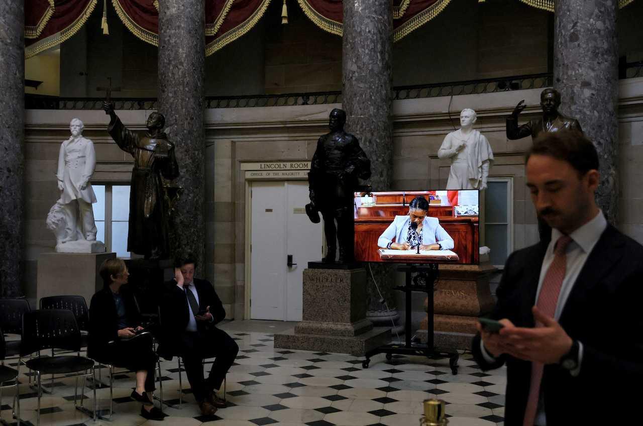 People wait and walk by in Statuary Hall as a live feed from inside the House chamber shows one of many votes for Speaker on the third day of the 118th Congress at the US Capitol in Washington, Jan 5. Photo: Reuters