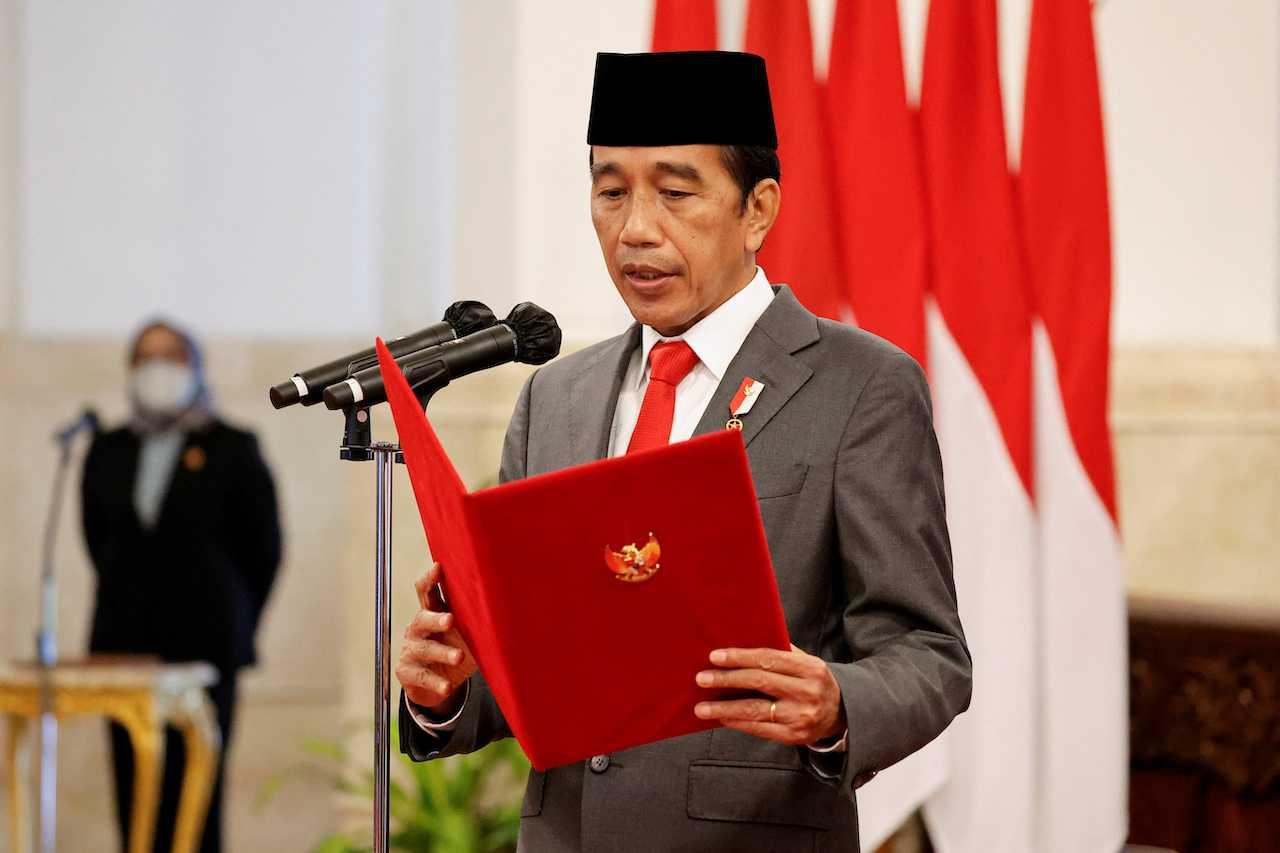 Indonesian President Joko Widodo reads out vows taken by newly appointed ministers and deputy ministers during an inauguration at the Presidential Palace in Jakarta, Indonesia, June 15, 2022. Photo: Reuters