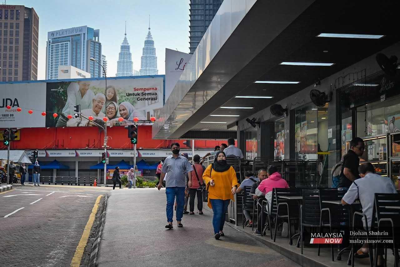 Orang ramai masih memakai pelitup muka bagi mengelak jangkitan wabak Covid-19 di ubu negara Kuala Lumpur.