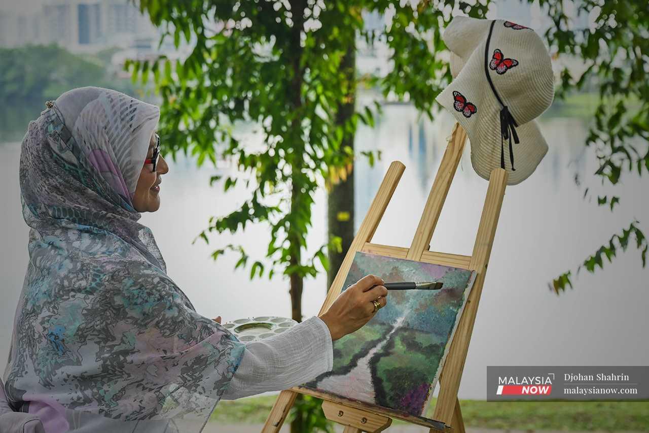 Back outside, surrounded by sunlight and nature, Norhayati is busy doing what she loves. 