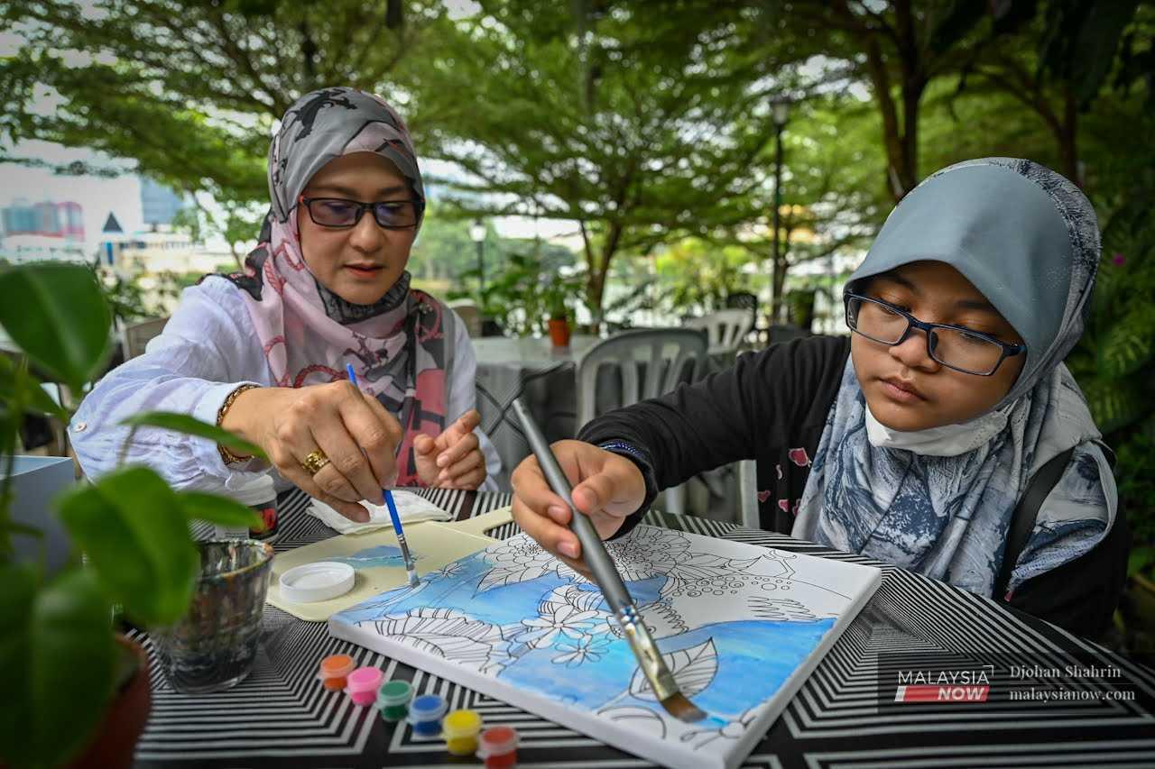 Norhayati and Arissa complete a batik painting on canvas using acrylic paints. While Norhayati still oversees matters at the spa, she spends the bulk of her time picking up new drawing techniques online. 