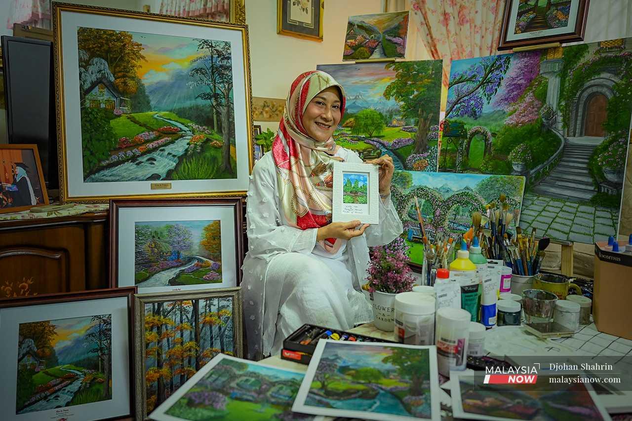 Norhayati Ahmad pernah menceburi industri kecantikan namun kini dia melukis sejak beberapa tahun lalu.