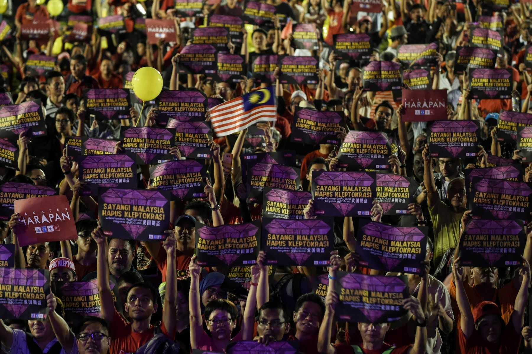 Supporters display placards reading 'Love Malaysia, Destroy Kleptocracy' during a rally organised by Pakatan Harapan in Petaling Jaya on Oct 14, 2017. Photo: AFP