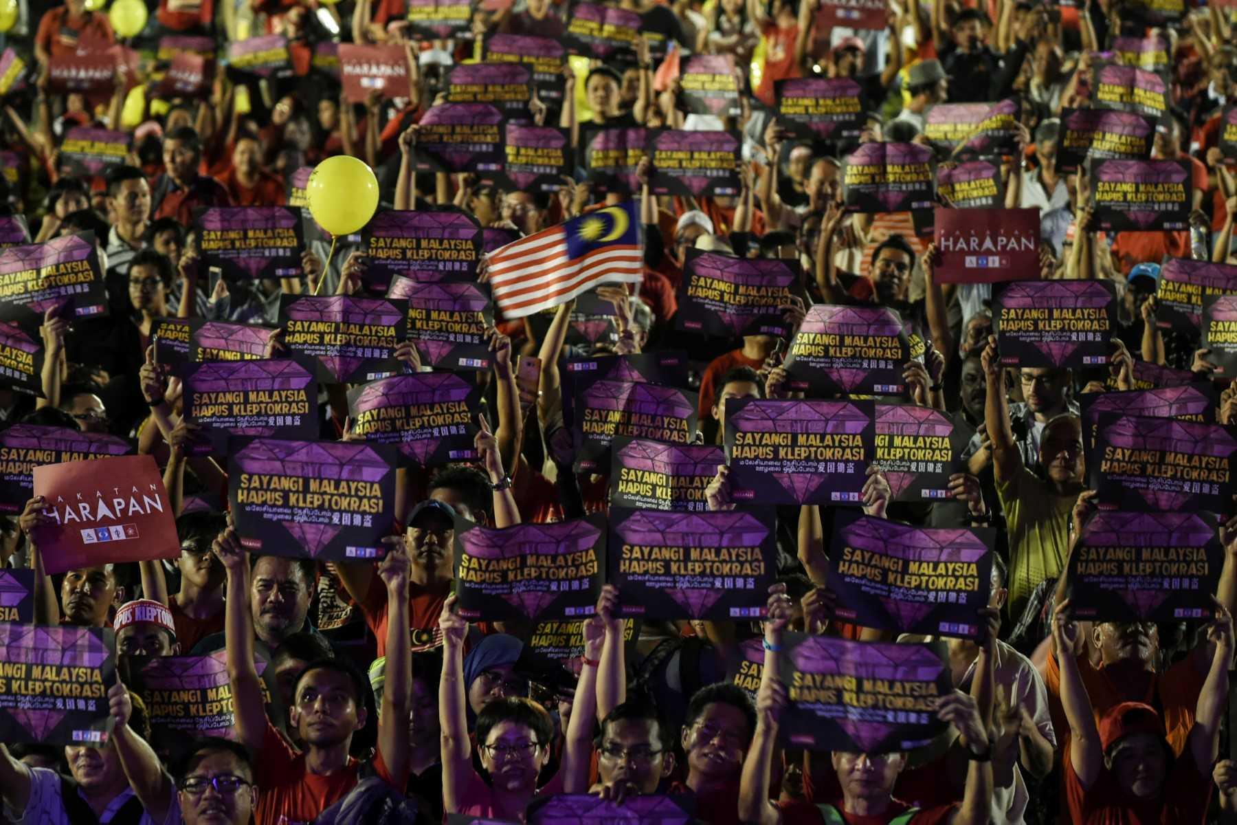 Supporters display placards reading 'Love Malaysia, Destroy Kleptocracy' during a rally organised by Pakatan Harapan in Petaling Jaya on Oct 14, 2017. Photo: AFP
