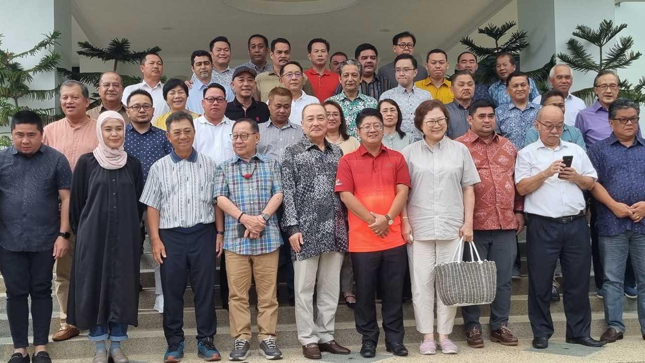 Ketua Menteri Sabah Hajiji Noor (tengah) bersama pemimpin parti Gabungan Rakyat Sabah, Pakatan Harapan dan Barisan Nasional selepas mesyuarat di Sri Gata, Kota Kinabalu semalam. Gambar: Bernama