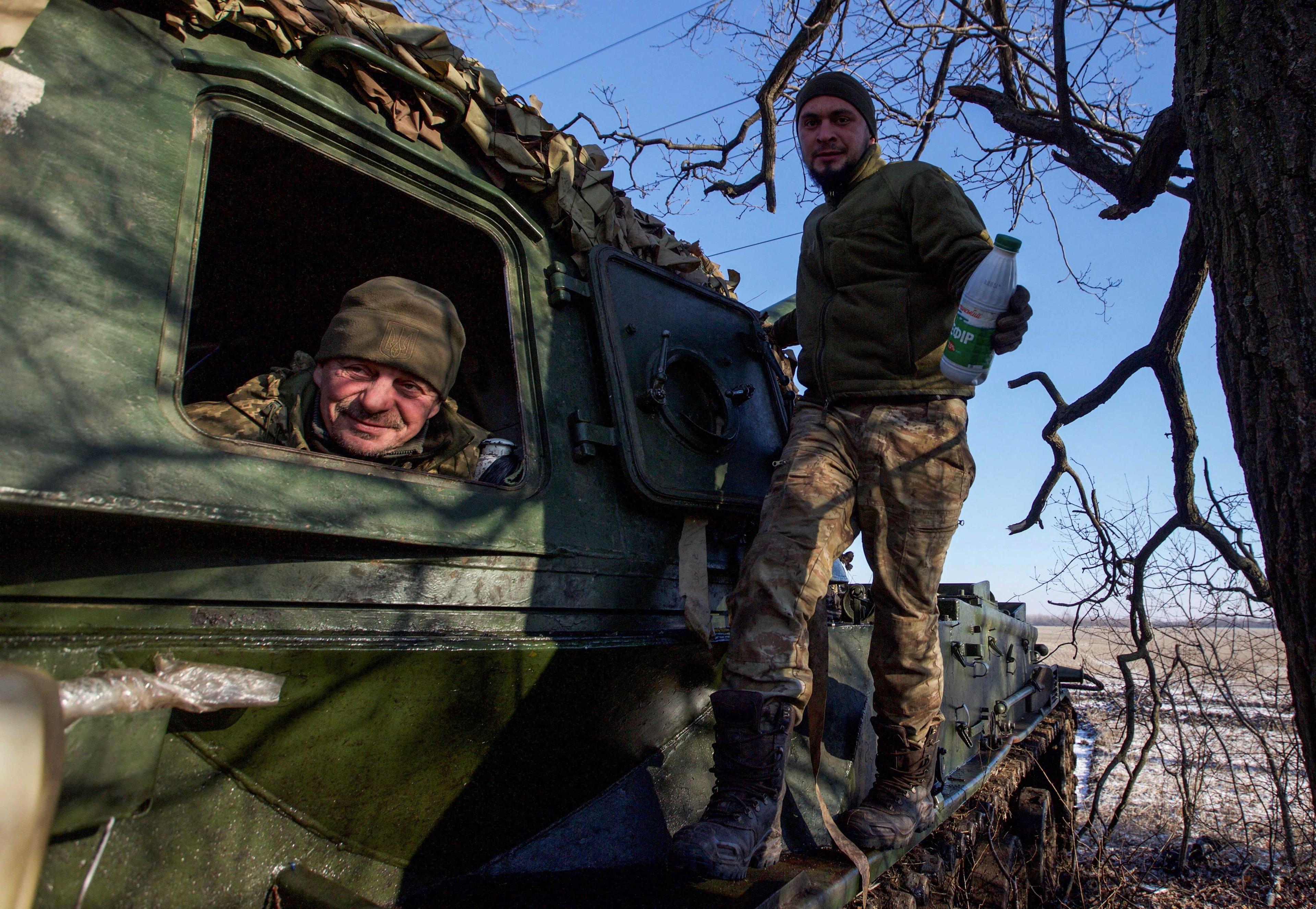Ukrainian servicemen look on from a 2S3 Akatsiya self-propelled howitzer at their position in a frontline, amid Russia's attack on Ukraine, in Donetsk region, Ukraine Jan 8. Photo: Reuters