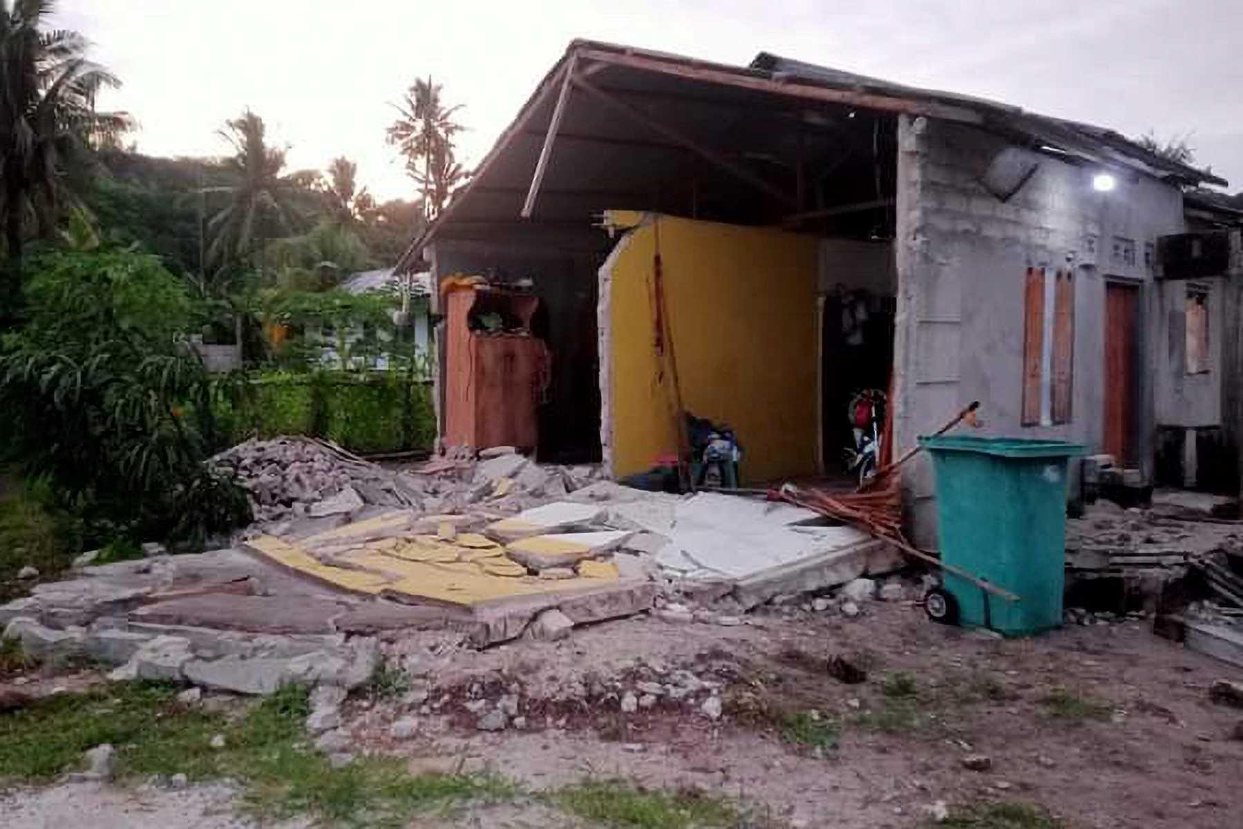 Sebuah rumah roboh akibat gempa bumi berskala 7.6 magnitud di kepulauan Maluku, Indonesia. Gambar: AFP