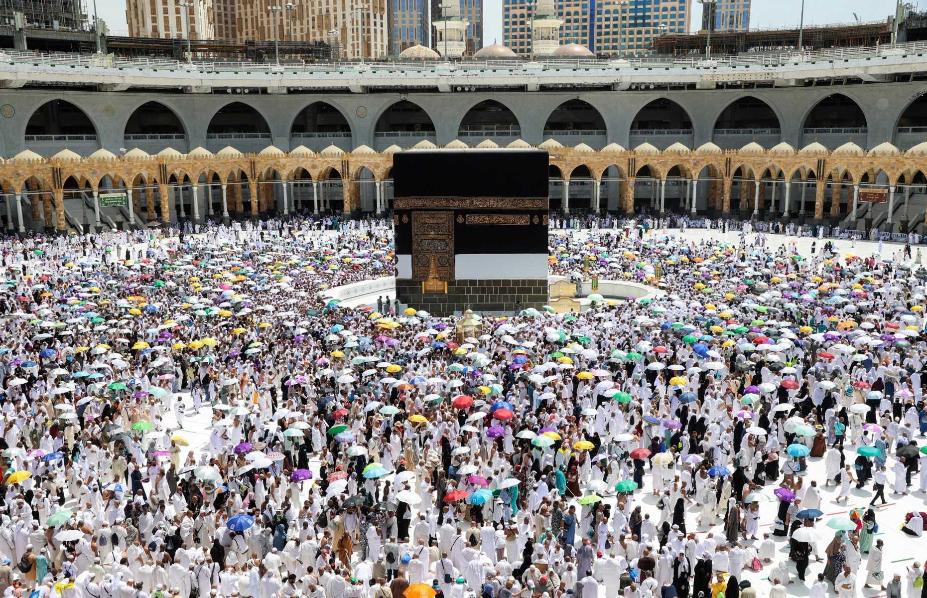 Umat Islam bertawaf mengelilingi Kaabah, tempat suci umat Islam, di Masjidil Haram, Mekah, Arab Saudi  pada 9 Julai 2022. Gambar: AFP