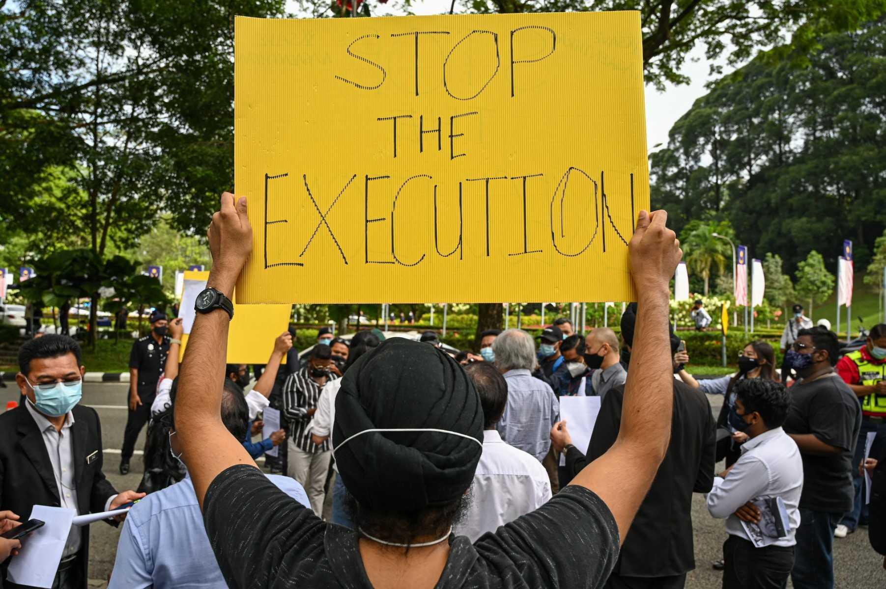 An activist holds a placard at a protest in Kuala Lumpur on Nov 3, 2022 against the execution of a Malaysian on death row in Singapore. Photo: AFP