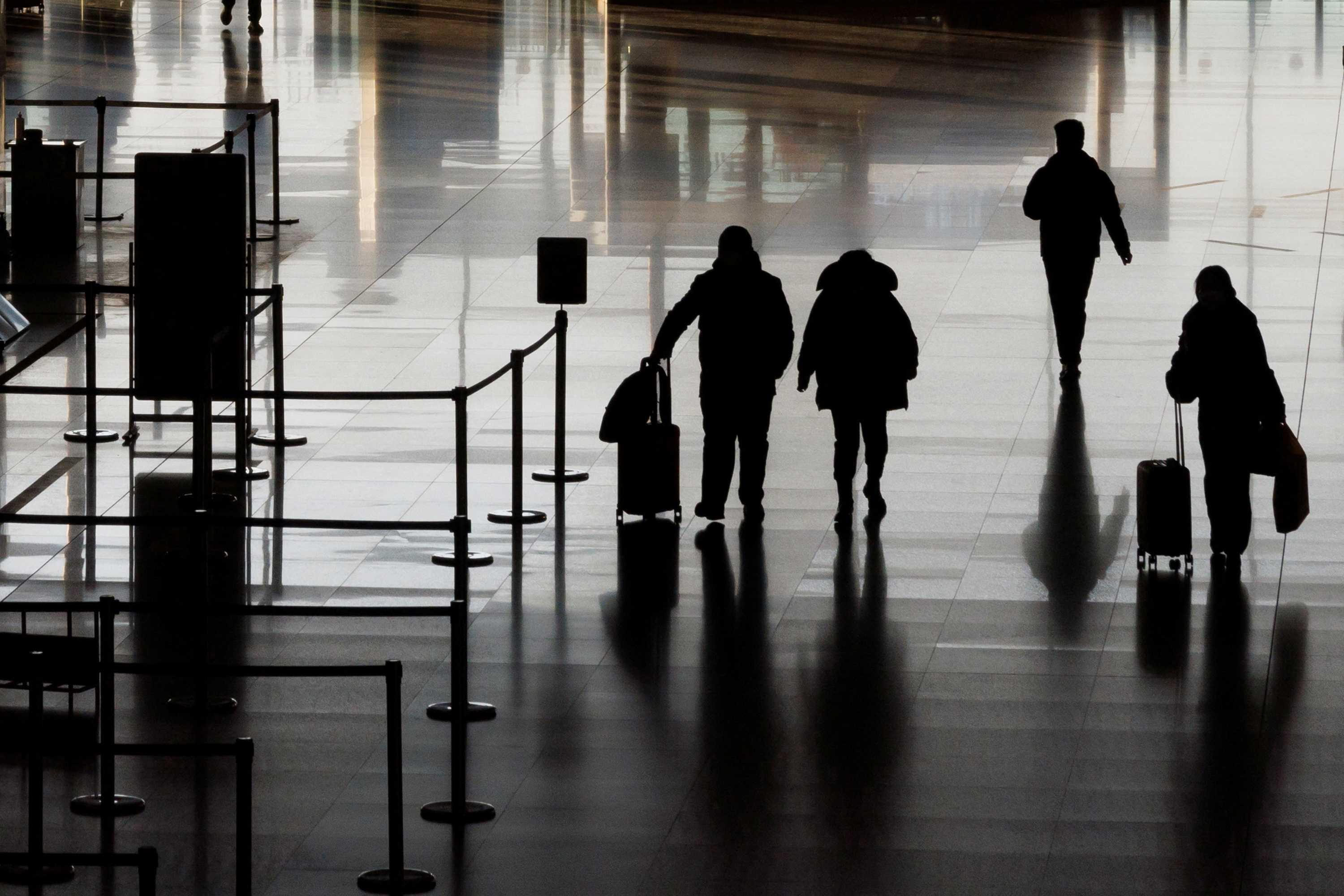 Beberapa pelancong kelihatan berada di balai pelepasan Lapangan Terbang Antarabangsa Beijing bagi melakukan perjalanan ke luar negara selepas republik itu menarik balik syarat kuarantin Covid-19 pada 8 Januari lalu. Gambar: Reuters