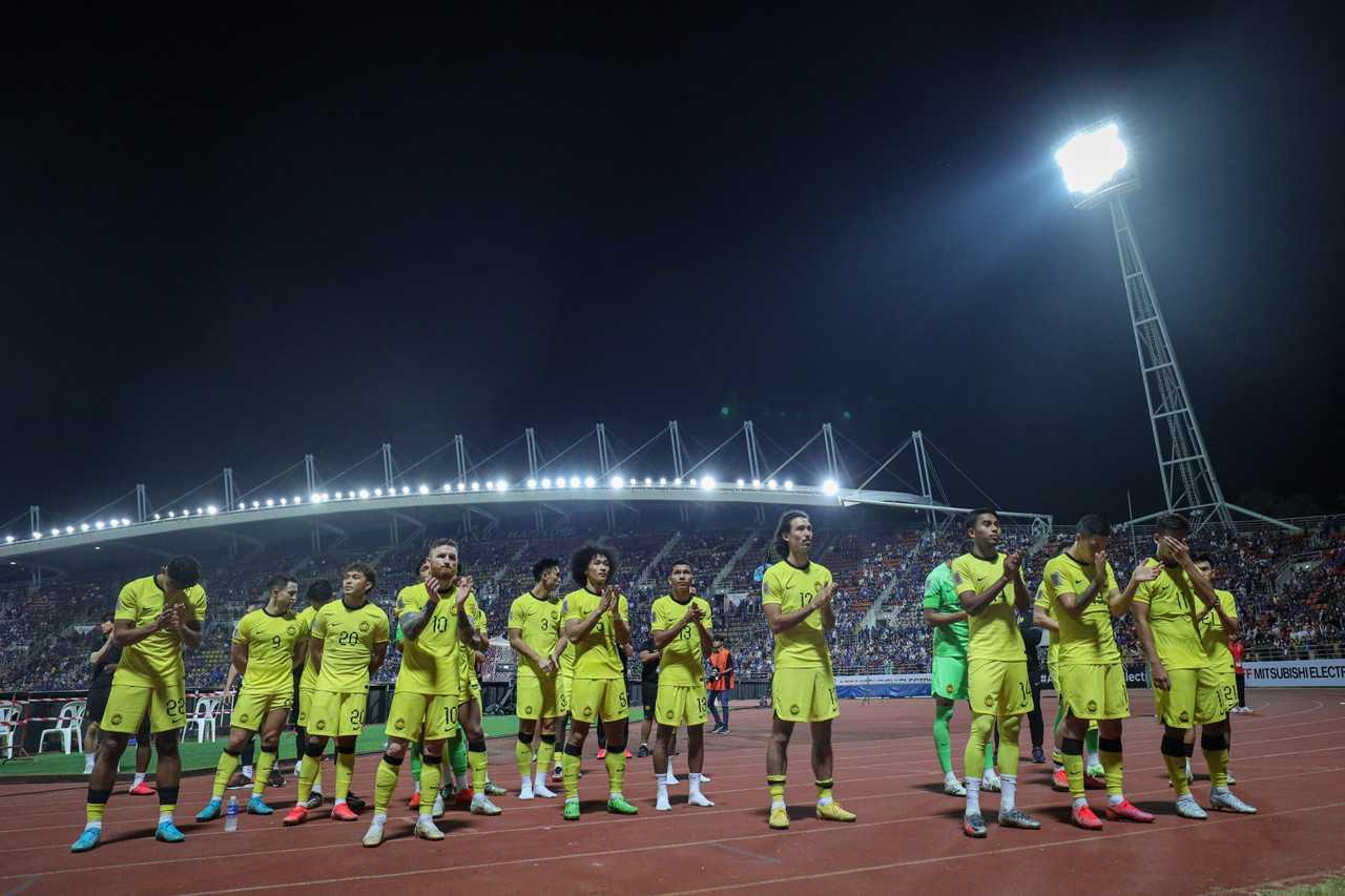 Pemain Malaysia memberikan reaksi hormat selepas Thailand berjaya mara ke pusingan akhir piala AFF Mitsubishi Electric Cup 2022 di Stadium Thammasat malam tadi. Gambar: Bernama