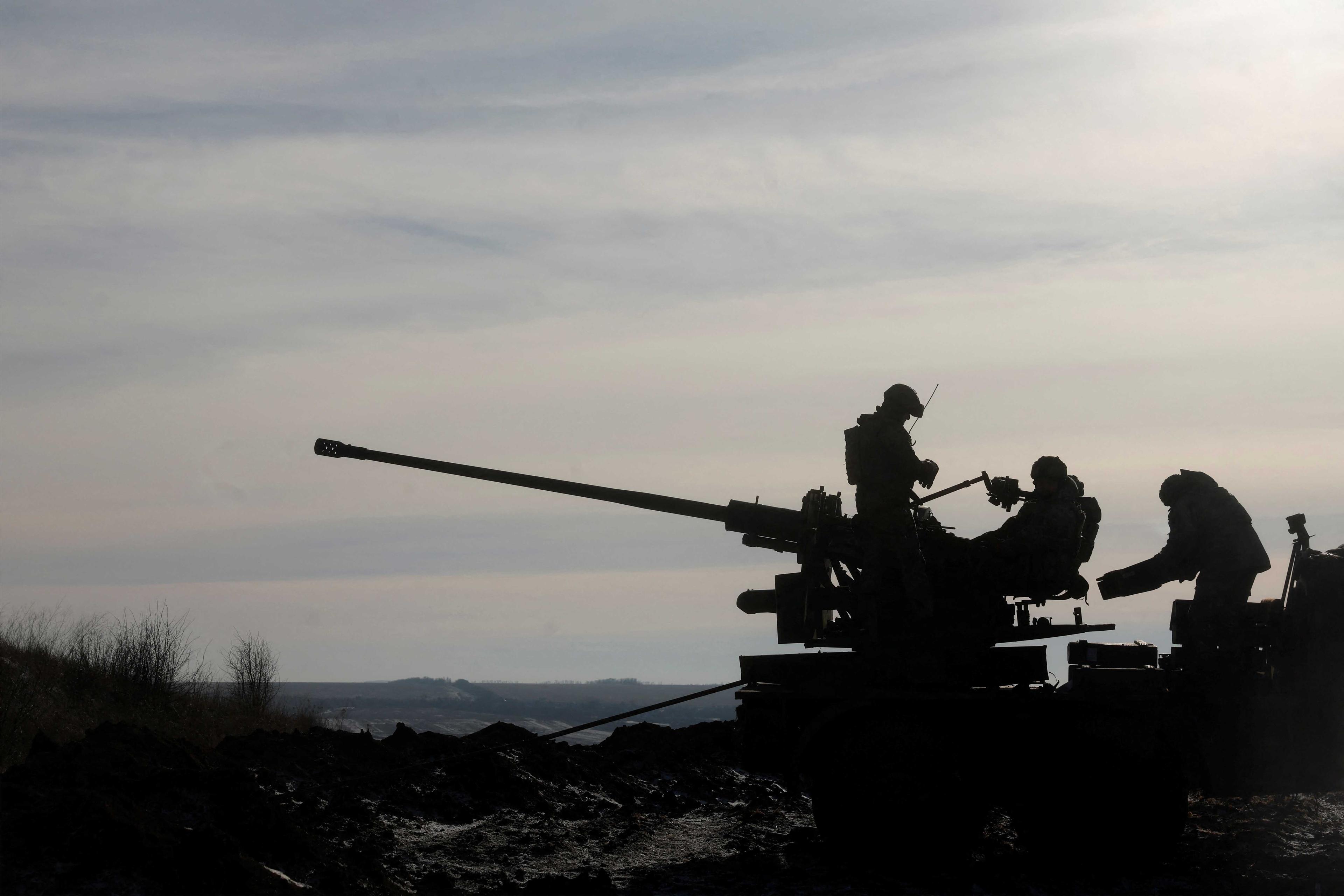 Ukrainian members of the military prepare to fire an anti-aircraft weapon, as Russia's attack on Ukraine continues, in the frontline city of Bakhmut, Ukraine, Jan 10. Photo: Reuters