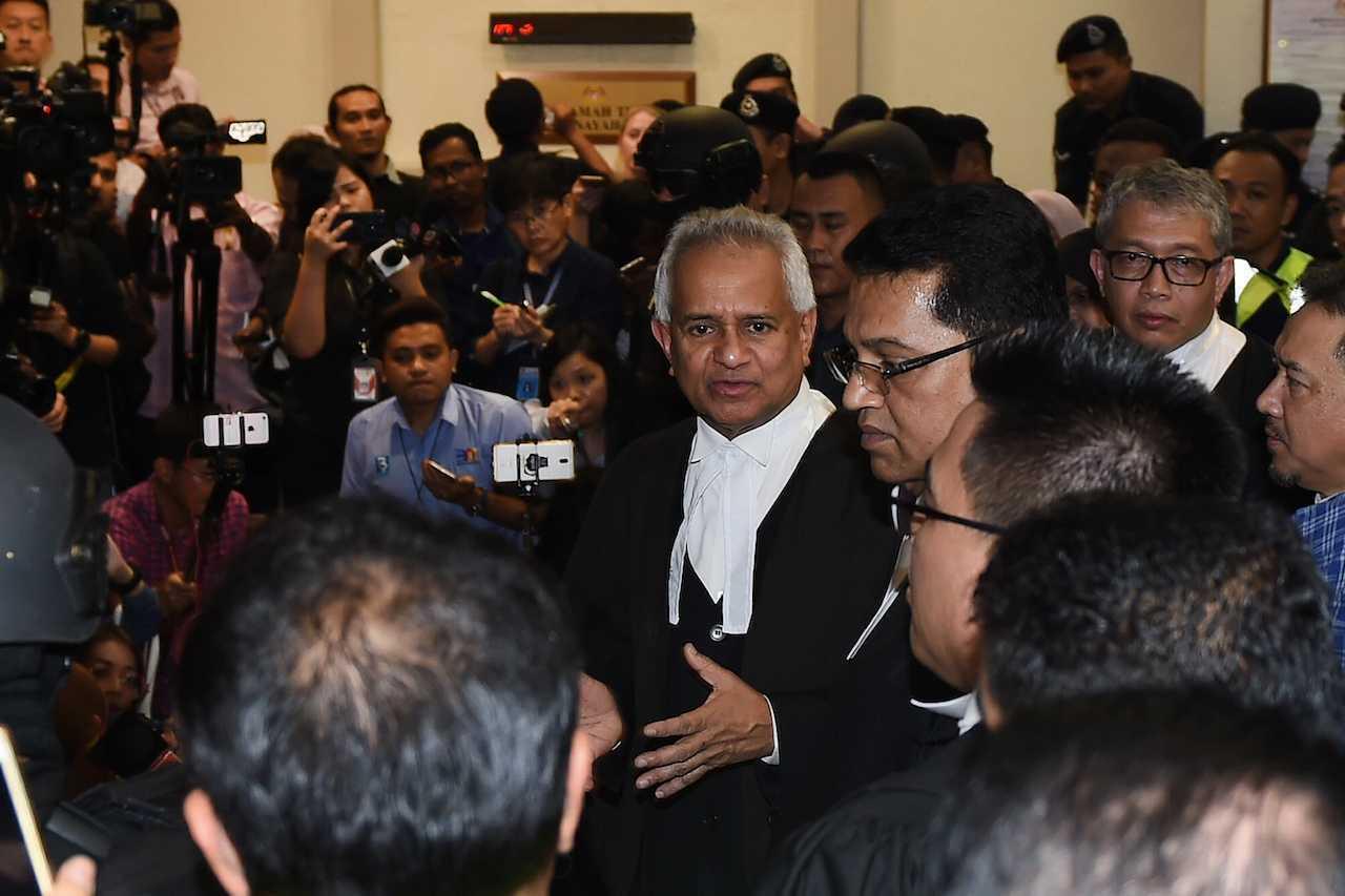 Gambar fail bekas peguam negara Tommy Thomas bercakap kepada media di Kompleks Mahkamah Kuala Lumpur pada Julai 2018. Gambar: AFP