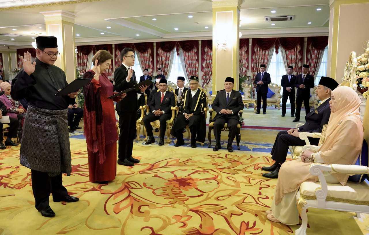Sabah governor Juhar Mahiruddin (second right) witnesses the swearing in of James Ratib, Christina Liew and Phoong Jin Zhe as members of the state Cabinet at Istana Seri Kinabalu in Kota Kinabalu today. Photo: Bernama