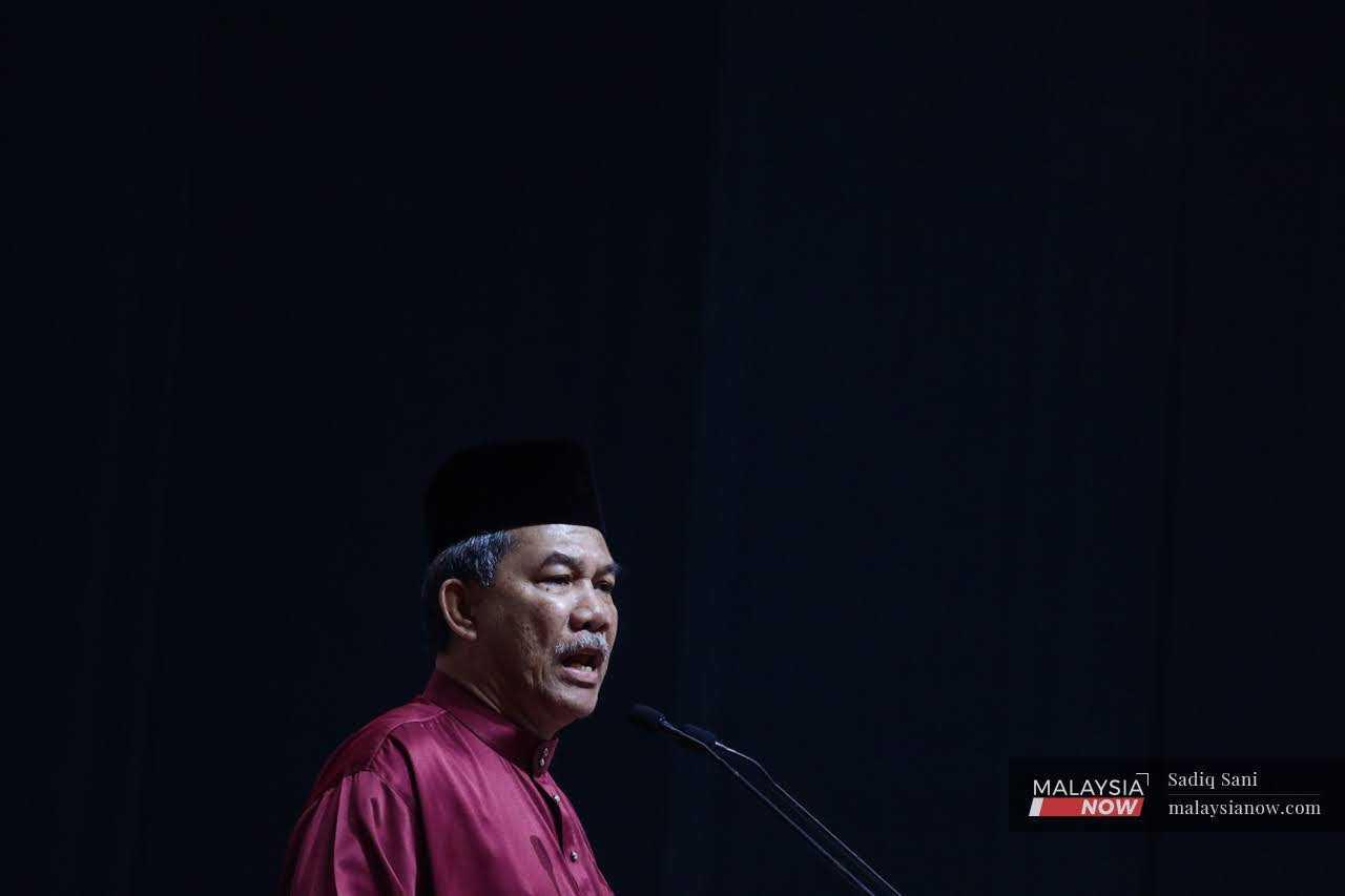 Timbalan Presiden Umno Mohamad Hasan menyampaikan ucapannya semasa Perhimpunan Agung UMNO 2022 di Pusat Dagangan Dunia di Kuala Lumpur hari ini.